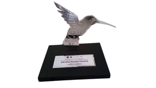 Reconocimiento colibri trerminado en Niquel brillante con base y placa Reconocimiento colibrí trerminado en Níquel brillante con base y placa